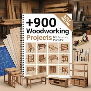 以下が含まれることがあります： 「+900 Woodworking Projects 2026 Edition DIY Furniture Plans PDF」というタイトルのスパイラル綴じの本。椅子、ベンチ、棚などの様々な木製家具のイラストと、木工用工具や設計図が掲載されています。