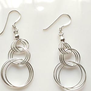 Créoles entrelacées en argent sterling : design suspendu minimaliste