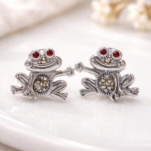 Orecchini a bottone con rana e occhi di granato: orecchini vintage in argento sterling con marcasite