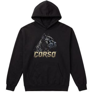 Op de afbeelding: Een zwarte hoodie met een gedetailleerde afbeelding van een Cane Corso hond in profiel. Onder de hond staat het woord CORSO in een metallic, gebeiteld lettertype. De hoodie is voorzien van een kangoeroezak en lange mouwen met geribbelde boorden.