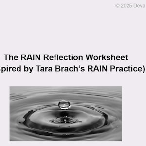 Könnte beinhalten: Schwarz-Weiß-Bild von Wasser mit einem einzelnen Tropfen, der Wellen erzeugt. Der Text oben lautet "The RAIN Reflection Worksheet (Inspiriert von Tara Brachs RAIN Practice)". Das Bild stammt aus dem Jahr 2025.