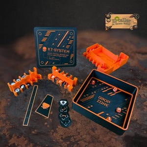 Pode incluir: Um conjunto de acessórios para jogos de tabuleiro com uma tampa de caixa quadrada preta e laranja rotulada KT-SYSTEM, uma bandeja de dados a condizer marcada DROP ZONE, dois suportes de fichas laranja, uma régua fina e fichas circulares.