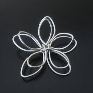 Venta al por mayor de hallazgos de pendientes de flor grande de alambre de plata, ajuste, conector, colgantes 2 piezas D6827