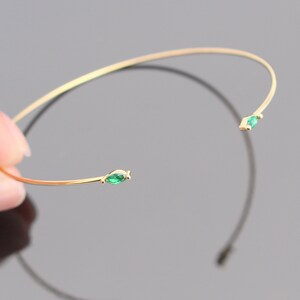 Thin Gold Round Cuff Bracelet, Bracelet with Emerald Green Stone bead, Delicate Bracelet, Birthstone Bangle. 1 pc, U22748