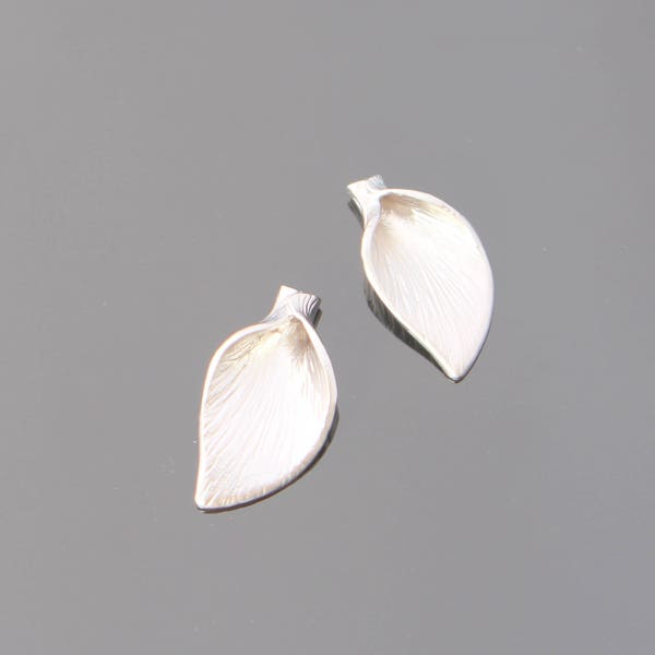 Earring findings Matte Silver Tarnish resistant small flower leaf pendant, connector, charm, B511585