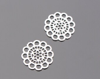 Könnte beinhalten: Zwei silberne Filigran-Metallkreise mit einem dekorativen Design. Die Kreise haben einen Durchmesser von etwa 2,5 cm.