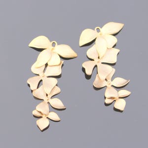 Grossisttillbehör guld 4 orkidéblomma stjärna lång kontakt, örhängesdetaljer, infattning, kontakt, hängen 2 st D610278