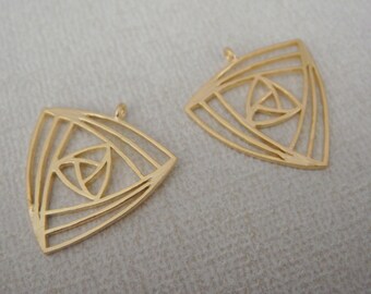 Könnte beinhalten: Zwei goldfarbene Metall-Anhänger in Dreiecksform mit geometrischem Design. Die Anhänger haben oben eine Öse zum Anbringen an einer Halskette oder einem Armband.