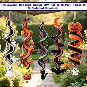 Op de afbeelding: Vijf hangende Halloween-haakspiralen met diverse thema's, waaronder witte spoken, oranje pompoenen, paarse en groene heksenhoeden, zwarte vleermuizen met een maansikkel en een grote oranje pompoen met een wit spookje aan de onderkant.