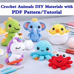 Può includere: Una collezione di giocattoli di animali all'uncinetto colorati, tra cui un dinosauro verde, un elefante blu, un pulcino giallo, un unicorno bianco, un polpo blu e un granchio rosso. Il testo "Crochet Animals DIY Materials with PDF Pattern/Tutorial" è in alto.