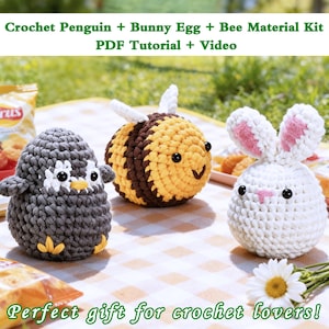 Könnte beinhalten: Ein Häkelset mit einem Pinguin, einem Hasenei und einer Biene. Der Pinguin ist grau und weiß, die Biene ist gelb und braun, und das Häschen ist weiß mit rosa Ohren. Der Text "Crochet Penguin + Bunny Egg + Bee Material Kit PDF Tutorial + Video" ist enthalten.