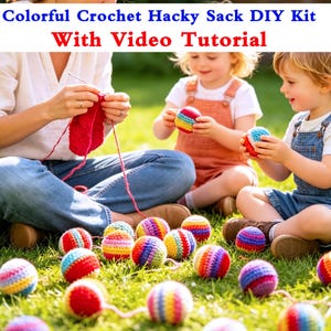 Puede incluir: Un kit de bricolaje de hacky sack de ganchillo colorido con tutorial en vídeo. La imagen muestra múltiples hacky sacks de colores arcoíris sobre hierba verde. Una persona está tejiendo a ganchillo un trozo de tela roja, mientras que dos niños sostienen los hacky sacks. El texto en la parte superior dice "Colorful Crochet Hacky Sack DIY Kit With Video Tutorial."