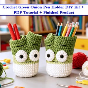 Peut inclure: Deux porte-stylos en crochet en forme d'oignon vert avec des bases blanches, des sections médianes vert clair et des sommets vert foncé avec des yeux brodés et des pupilles noires. Le texte Crochet Green Onion Pen Holder DIY Kit + PDF Tutorial + Finished Product est visible.