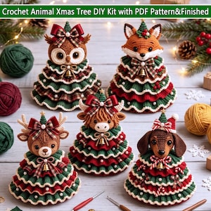 Puede incluir: Cinco figuras de animales tejidas a ganchillo con forma de árboles de Navidad, incluyendo un búho, zorro, reno, vaca highland y perro salchicha. Cada figura presenta una falda escalonada verde y roja con perlas blancas, un lazo a cuadros y un cascabel dorado.