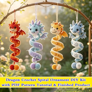 Könnte beinhalten: Vier hängende Häkel-Drachenornamente in Rot, Lila, Gelb und Blau, jeweils mit Spiralschwanz, Flügeln und Pompons. Der Text lautet: Dragon Crochet Spiral Ornament DIY Kit with PDF Pattern Tutorial & Finished Product.