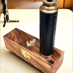 Zwartleren messing telescoop met houten kist | Vintage nautische kijker | Maritiem verzamelcadeau