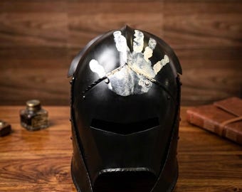 Middeleeuwse ridder zwart stalen pantserhelm met handafdrukontwerp gotische krijgerhelm LARP-cosplaykostuum Viking Spartaanse helmreplica