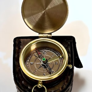 Vintage Brass Nautical Compass with Leather Case – Working Pocket Compass, Maritime Collectible Gift, Antique Navigation Instrument