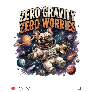 Könnte beinhalten: Eine grafische Illustration einer Französischen Bulldogge in einem weißen Astronautenanzug, die im Weltraum schwebt und einen Kaffeebecher hält. Der Text darüber lautet ZERO GRAVITY ZERO WORRIES. Der Hintergrund zeigt Planeten und Sterne.