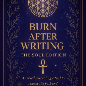 Op de afbeelding: Een tijdschriftomslag met de tekst "BURN AFTER WRITING" in gouden letters op een donkerblauwe achtergrond. De omslag heeft een gouden geometrisch ontwerp, een gouden ankh-symbool en de woorden "THE SOUL EDITION". De tekst "Een heilig journalingritueel om het verleden los te laten en je ziel te ontsteken" is ook opgenomen.