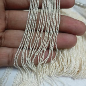 Petit chapelet de perles de rocaille : perles de pomme de terre blanches et naturelles, de 1 à 1,5 mm.