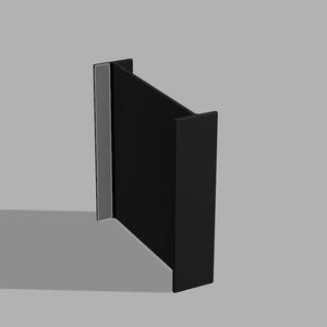 Op de afbeelding: Een zwart, geometrisch object met een rechthoekige vorm en een zilverkleurige rand. Het object staat schuin tegen een grijze achtergrond en creëert een schaduw.