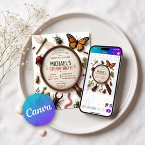 Könnte beinhalten: Eine gedruckte Geburtstagseinladungskarte mit einer Lupe, Insektenillustrationen und dem Text "Calling all little explorers! Join us to celebrate Michael's 6th birthday!" neben einem Smartphone, das dasselbe Design anzeigt.