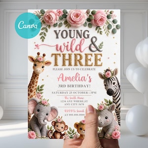 Op de afbeelding: Een verjaardagsuitnodigingskaart met de tekst Young Wild & Three, Amelia's 3rd Birthday en evenementdetails. Het ontwerp bevat illustraties van een giraffe, zebra, olifant, aap en leeuw, allemaal versierd met roze bloemenkransen.