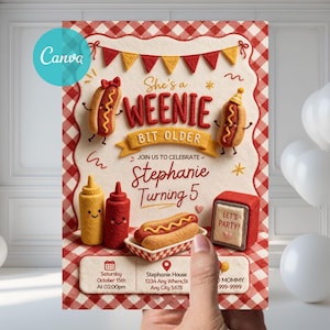 Op de afbeelding: Een verjaardagsuitnodiging met een rood-witte vichy-ruitrand, cartoon hotdogs, mosterd- en ketchupflessen en vlaggetjes. Tekst: She's a WEENIE BIT OLDER, JOIN US TO CELEBRATE Stephanie Turning 5, LET'S PARTY!, zaterdag 15 oktober om 14:00 uur.