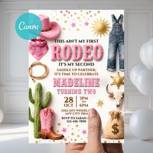 Könnte beinhalten: Eine Rodeo-Themen-Einladung in Rosa und Gold mit dem Text "This Ain't My First Rodeo" und "Madeline Turning Two". Das Design umfasst einen Cowboyhut, ein Bandana, einen Kaktus, Stiefel und eine Jeans-Latzhose. Die Einladung wird von einer Hand gehalten.
