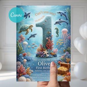 Puede incluir: Una tarjeta de invitación ilustrada con un tema submarino. El diseño presenta un gran número uno, delfines, una tortuga marina y coral. El texto dice "Can't you sea? It's fun to be" e invita a una fiesta de primer cumpleaños.