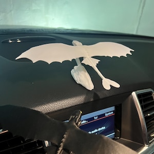 Light Fury Flying Dragon Dashboard Ornament | Trägheits treibender Drache-Auto-Dekor | Night Fury Paar Set-Option | Geschenk für Auto Fans
