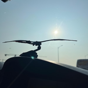 Toothless Flying Dragon Dashboard Ornament with Inertia Drifting Motion, Night Fury Car Decor, Dynamic Interior Accessory for Car Enthusiasts