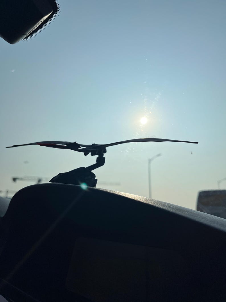 Toothless Flying Dragon Dashboard Ornament with Inertia Drifting Motion, Night Fury Car Decor, Dynamic Interior Accessory for Car Enthusiasts