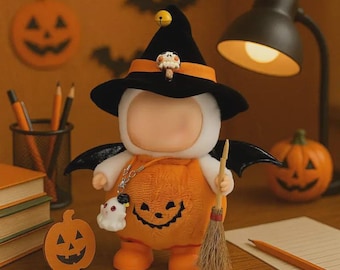 Plüschpuppe Halloween-Hexenkostüm - Kürbis-Jumpsuit, Hut, Besenstiel, Anhänger & Schuhe - Abnehmbares Puppen-Outfit (Puppe Nicht Enthalten)