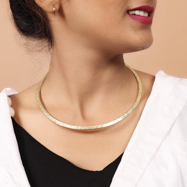 Handgemaakte messing choker: gehamerde boho-kraag,