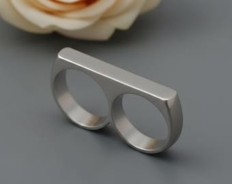 Double Finger Wavy Ring• 18K White Gold Plated Stainless Steel 