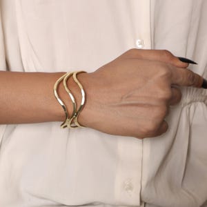 Gold Wave Cuff Armband, verstellbarer offener Armreif, minimalistischer strukturierter Metall Statement-Schmuck, Halloween-Geschenke.