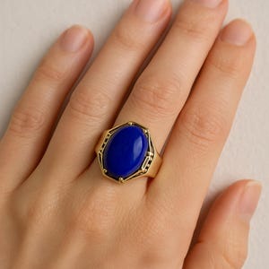 Men&#39;s Lapis Lazuli Brass Ring: Vintage Gold Prong Setting