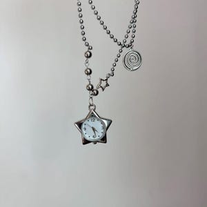 Collar con colgante de reloj de estrella de doble capa estilo punk, cadena de cuentas de plata con dije en espiral apilable para clavícula, esfera Y2K, joyería urbana unisex en capas.