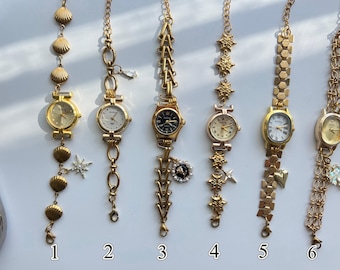 Pulseira de relógio elegante com pingente de ouro para mulheres, relógio de pulso de ouro Y2K, pulseira de relógio com pingente de coração, presente de relógio minimalista, relógio personalizado feito à mão