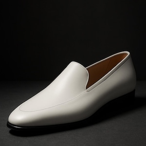 Handgemaakte leren loafers – Minimalistische crèmekleurige instapschoenen