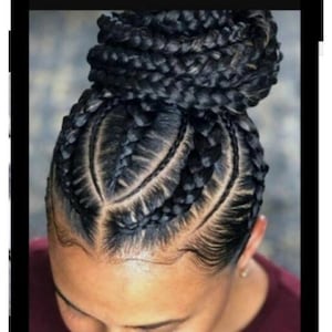 Peut inclure: Gros plan sur la tête d'une personne avec une coiffure tressée. Les cheveux sont coiffés en un chignon haut avec des motifs de tresses en épi complexes sur le cuir chevelu. Les tresses sont foncées, et le teint est moyen.
