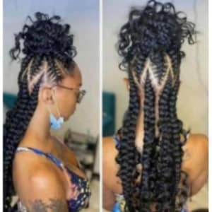 Könnte beinhalten: Zwei Bilder einer Frisur mit langen, dunklen Zöpfen und lockigen Enden. Die Zöpfe sind mit einem hohen Dutt und aufwendigen Mustern gestylt. Die Person trägt eine Brille und ein Oberteil mit Blumenmuster.