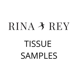 Può includere: Su sfondo bianco, la scritta "RINA REY" in carattere serif, con una grafica di uccello tra i nomi. Sotto, il testo "TISSUE SAMPLES" è visualizzato in carattere sans-serif.