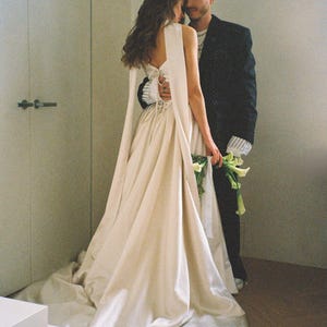Vestido de novia victoriano de satén con corte en A: corsé, mangas de encaje y cola larga SaSha imagen 14