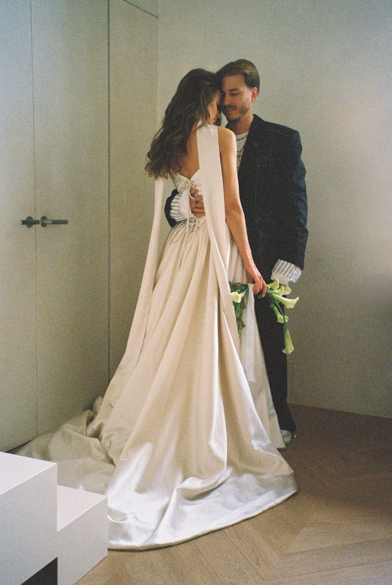 Vestido de novia victoriano de satén con corte en A: corsé, mangas de encaje y cola larga SaSha imagen 14