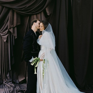 Vestido de novia victoriano de satén con corte en A: corsé, mangas de encaje y cola larga SaSha imagen 17