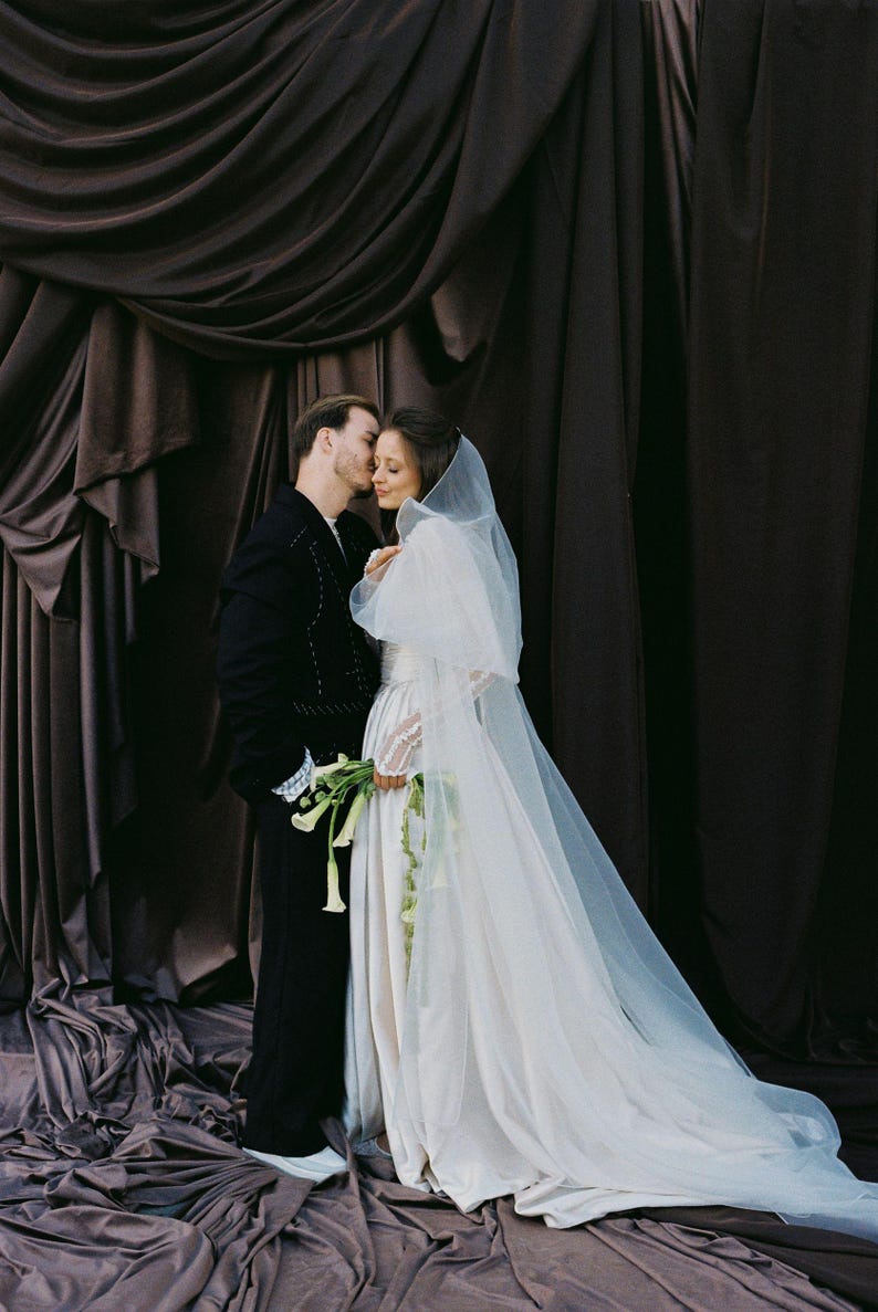 Vestido de novia victoriano de satén con corte en A: corsé, mangas de encaje y cola larga SaSha imagen 17