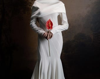 Vestido de novia sirena de manga larga: detalle de encaje, vestido de gasa color marfil. AVELINE